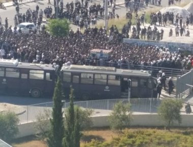 Τελικός Κυπέλλου: Οπαδοί πηδάνε τους φράχτες για μπουν στο γήπεδο! (φωτό)